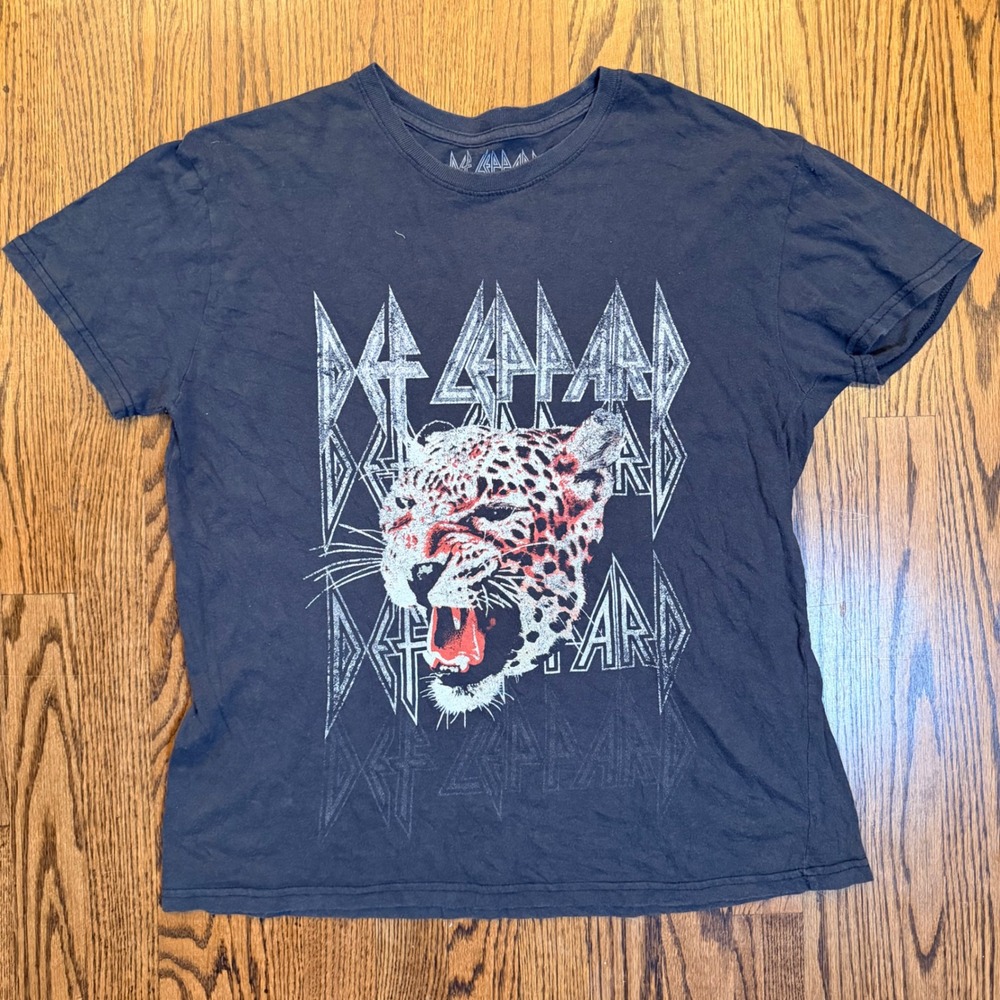 Def Leppard Graphic Band T-Shirt Leopard Rock Logo Size Large‎ Black
